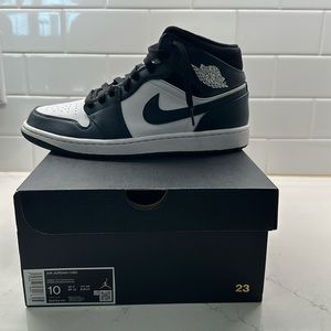 Size 10 Nike air Jordan, black and white